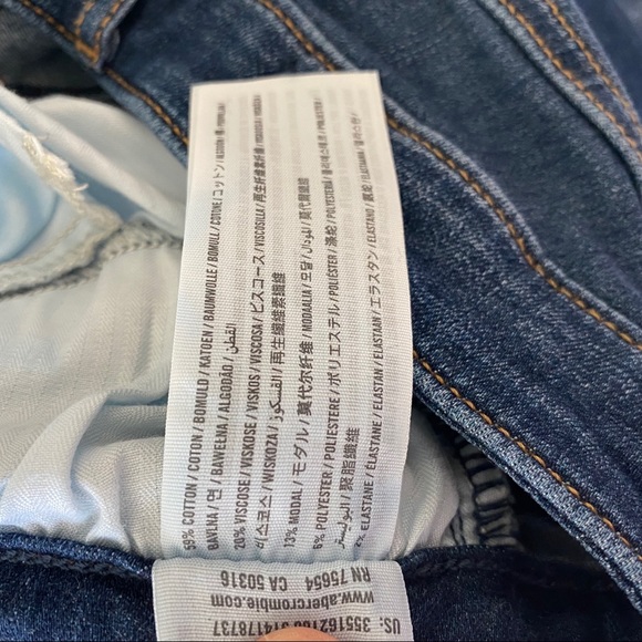 Hollister Bootcut Jeans - Picture 8 of 9